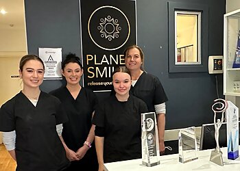 Dr Lynette Wallace - PLANETSMILES