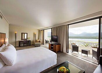 Hilton Cairns