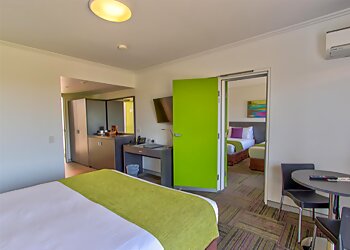 Mackay Oceanside Central Hotel